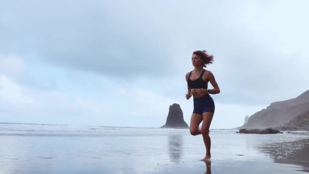 Correr mujer al aire libre correr en la playa. Océano Atlántico — Vídeo de stock