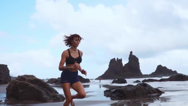 Correre donna all'aperto spiaggia correre. Oceano Atlantico — Video Stock