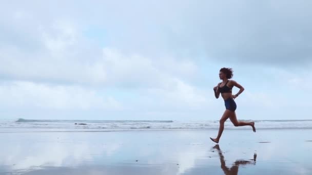 Correr mujer al aire libre correr en la playa. Océano Atlántico — Vídeos de Stock