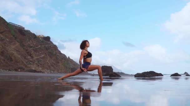 Mujer Joven Feliz Practicando Yoga Playa Atardecer Concepto Estilo Vida — Vídeo de stock