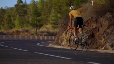 Kask ve spor ekipmanları profesyonel bisikletçi dağ karayolu üzerinde sürmek