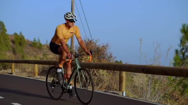 Man Gul Shirt Som Cyklar Ett Berg Serpentin — Stockvideo