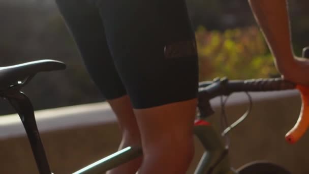 Close-up de um ciclista andando em uma estrada de montanha no verão. Rodas, volante e pedais — Vídeo de Stock