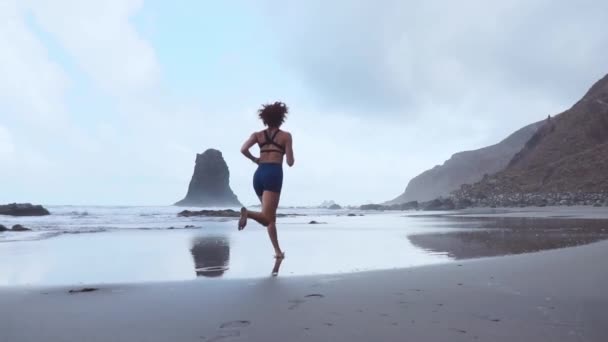 Jogging na plaży z stabilizator aparatu pusty. bez ludzi — Wideo stockowe