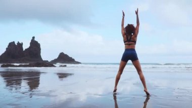 Ağız kavgası - Fit kadın eğitim ayaklı ağız kavgası egzersizleri atlama hiit egzersiz atlamak. Yaz okyanus beyaz kum plaj glutes etkinleştirmek için patlayıcı atlar yapıyor kardiyo egzersiz fitness eğitim.