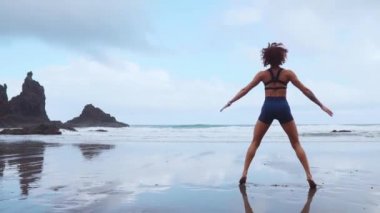 Ağız kavgası - Fit kadın eğitim ayaklı ağız kavgası egzersizleri atlama hiit egzersiz atlamak. Yaz okyanus beyaz kum plaj glutes etkinleştirmek için patlayıcı atlar yapıyor kardiyo egzersiz fitness eğitim.
