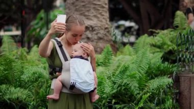 Smartphone ve bebek yolculuk ile Genç Anne.