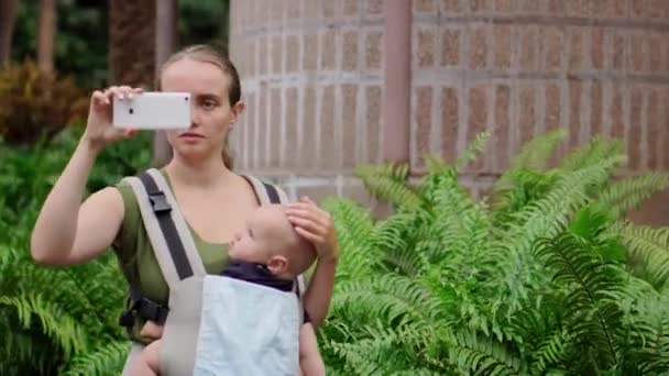 赤ちゃんと女性ヨーロッパ旅行、視力は、携帯電話 — ストック動画