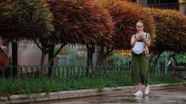 Giovane madre con smartphone e bambino in viaggio . — Video Stock