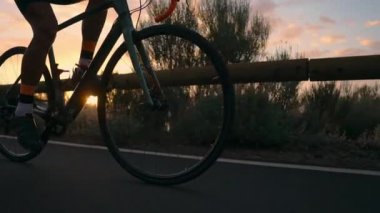 Bir bisiklet üzerinde atlet bir kayadan bir dağ adanın güzel bir manzaraya bakarak yılan gibi devam ediyor. Sağlıklı bir yaşam tarzı kavramı