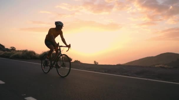 骑自行车的运动员从山上蜿蜒的岩石上, 看着岛上美丽的景色。健康生活方式的概念。自行车旅行 — 图库视频影像