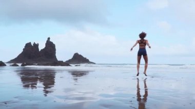 Ağız kavgası - Fit kadın eğitim ayaklı ağız kavgası egzersizleri atlama hiit egzersiz atlamak. Yaz okyanus beyaz kum plaj glutes etkinleştirmek için patlayıcı atlar yapıyor kardiyo egzersiz fitness eğitim.