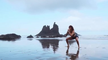 Ağız kavgası - Fit kadın eğitim ayaklı ağız kavgası egzersizleri atlama hiit egzersiz atlamak. Yaz okyanus beyaz kum plaj glutes etkinleştirmek için patlayıcı atlar yapıyor kardiyo egzersiz fitness eğitim.