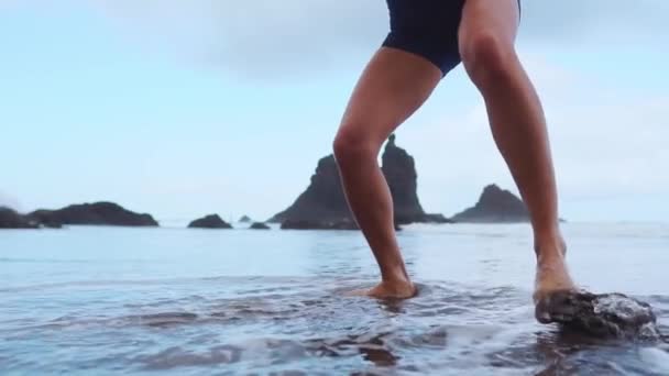 Jump Приседания - Fit женщина тренировки ног с hiit тренировки прыжки приседания упражнения. Тренировка фитнеса с кардио-упражнениями на летнем пляже с белым песком и взрывчаными прыжками для активации ягодиц . — стоковое видео