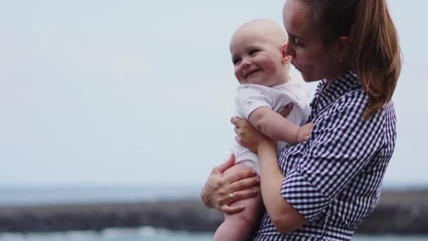Családi ünnep, Tenerife, Spanyolország, Európa. Anya és a baba-szabadban-a óceán. Portré utazási turisták - anya és gyermeke. Pozitív emberi érzelmek, aktív életmódot. A tengerparttól a boldog fiatal család — Stock videók