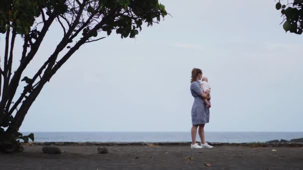 Poświęcona matki i dziecka przytulanie, spędzając czas klejenia obserwując jasny niebieski cloudscape. Uważny Rodzicielstwo i koncepcja styl życia rodziny. Przyrody i ludzi tło. — Wideo stockowe