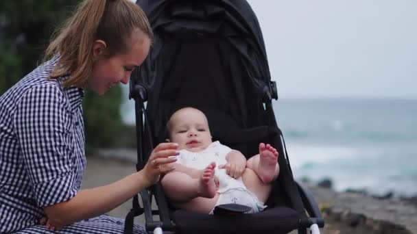 Мать прогуливается с новорожденным — стоковое видео
