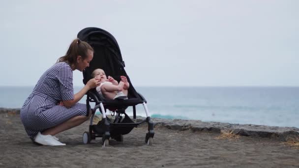 Moeder wandelen met pasgeboren — Stockvideo
