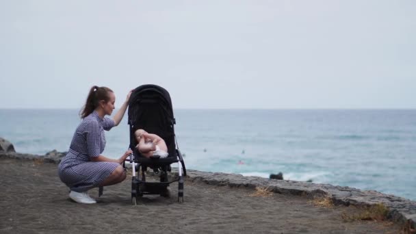 Мати гуляє з новонародженим — стокове відео
