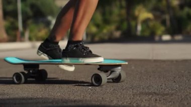 Yönetim Kurulu patenciler yürüyerek Close-up. Longboard yolda ağır çekimde sürmek.