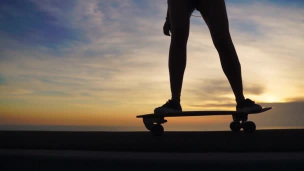 Füße mit Skateboard in Nahaufnahme. — Stockvideo