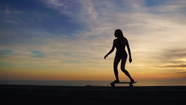 슬로우 모션 steadicam에서 일몰 하늘에 대 한 스케이트 보더의 실루엣 샷 — 비디오