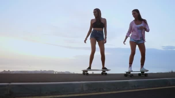 Två Flickor Skateboardåkare Rider Bräda Sluttningen Mot Himlen Från Berget — Stockvideo