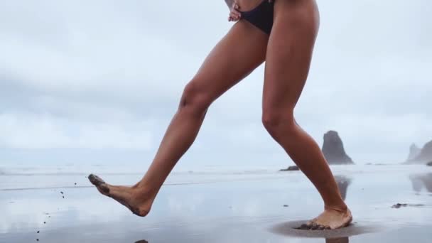 突進の演習を行うビーチの女の子がスポーツ。健康的なライフ スタイルのコンセプト. — ストック動画