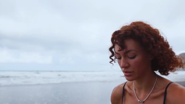 Jonge mooie sexy vrouw doen sporten op het strand, zonsopgang, 's morgens oefeningen, gezonde levensstijl, werk uit, sit-ups doen — Stockvideo