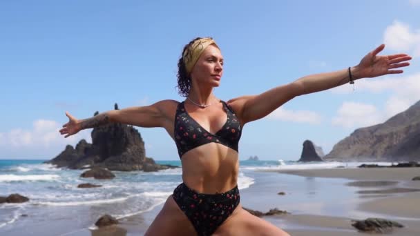 Girl doing yoga balancing on one leg standing on a stone. Peace of mind. Healthy lifestyle — Stock Video