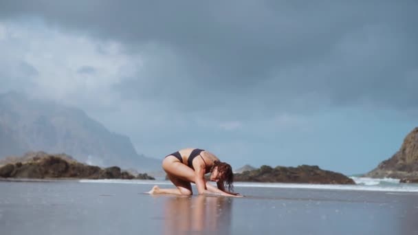 Hermosa chica caminando en el mar, disparo en cámara lenta a 120 fps — Vídeo de stock