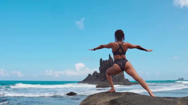Nyugodt lány is meditál, a hegyekben, ragyogó napsütés, a háttérben. A slow motion videót. Jóga idő Tenerife — Stock videók