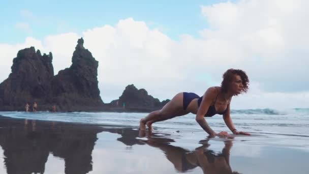 Fitness treinamento de força mulher fazendo clássico tradicional cotovelo prancha aka antebraço prancha. Menina de treinamento músculos do núcleo do corpo e abdominais. Treinamento de prancha de atleta ao ar livre na praia . — Vídeo de Stock