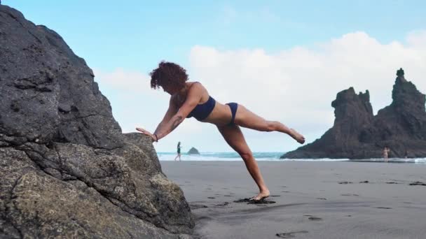 Armhävningar fitness kvinna gör armhävningar utanför stranden arbetande ute. Passar kvinnliga sport modell flicka utbildning crossfit utomhus. — Stockvideo