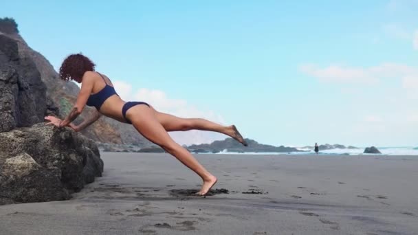 Push-ups mujer fitness haciendo flexiones fuera en la playa de entrenamiento. Ajuste femenino deporte modelo chica entrenamiento crossfit al aire libre . — Vídeo de stock