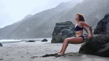 Güçlü fitness kadının gönderme yapması göğüs için ups ve güç silah. Kadın kas motive atlet dışında eğitim.