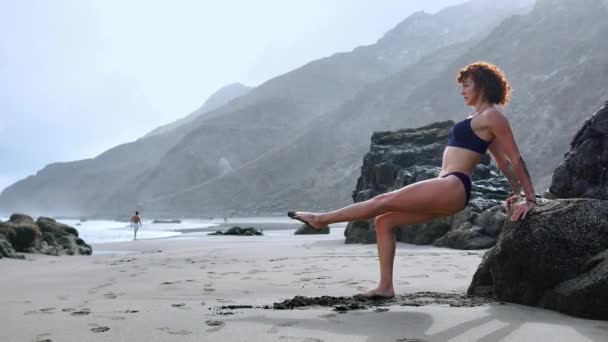 Sterke fitness vrouw doet push ups voor borst en armen kracht training. Gespierde gemotiveerd atlete opleiding buiten. — Stockvideo