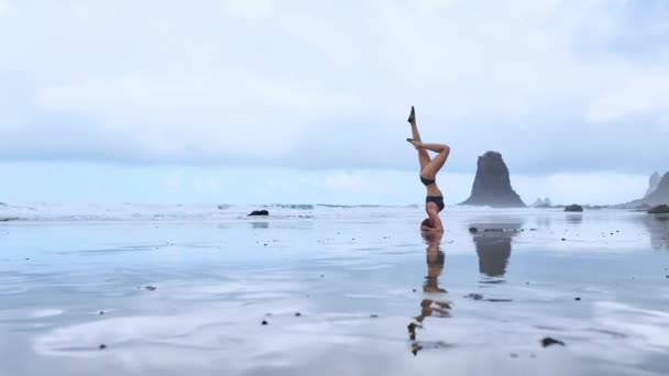 해변에서 headstand — 비디오