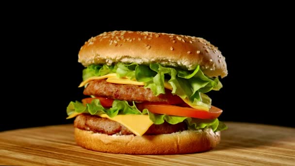 Cheeseburger z bekonem na ciemnym tle. Szczelnie-do góry. Macro (makro). — Wideo stockowe