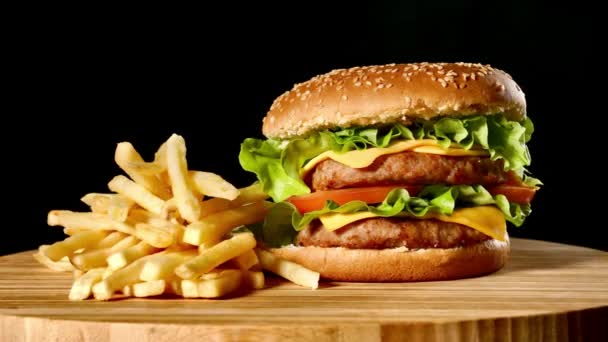 Řemeslo hovězí burger a hranolky, omáčka izolované na černém pozadí. Rychlé občerstvení