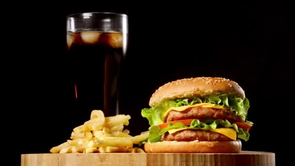 Boczku ser burger z wołowiny patty pomidor cebula — Wideo stockowe