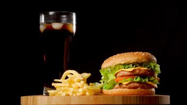 Çift peynirli burger jalapeno domates soğan ile