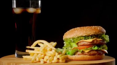 Çift peynirli burger jalapeno domates soğan ile.