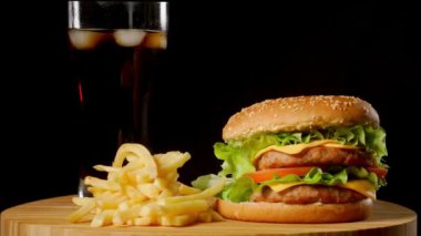 pastırma peynirli burger sığır patty domates soğan ile