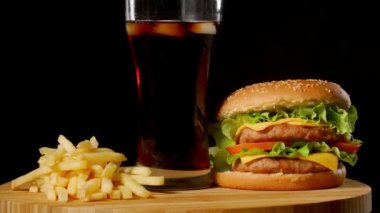 pastırma peynirli burger sığır patty domates soğan ile