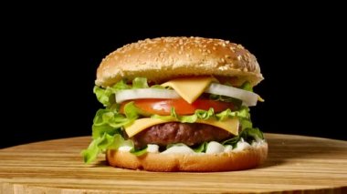 Marul ve mayonez ile ev yapımı sığır eti hamburger closeup küçük ahşap kesme tahtası üzerinde servis. Koyu arka plan