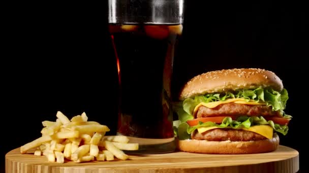 Hamburguesa doble de queso con cebolla jalapeña de tomate — Vídeos de Stock