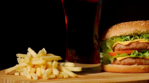 Hambúrguer de queijo duplo com cebola de tomate jalapeno — Vídeo de Stock