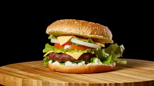 Cheeseburger z bekonem na ciemnym tle. Szczelnie-do góry. Macro (makro). — Wideo stockowe