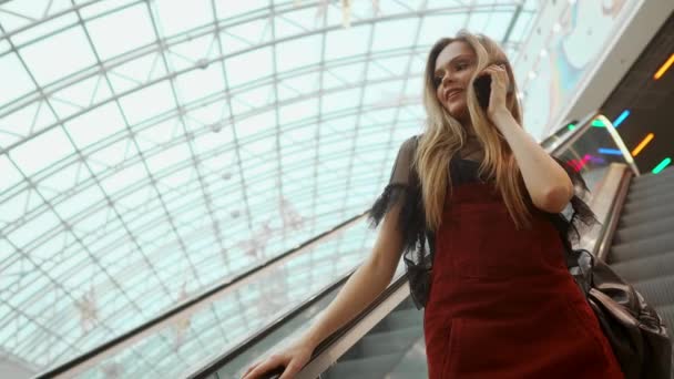 Mujer usando teléfono inteligente en el centro comercial primer plano filmado 4K stock video — Vídeo de stock